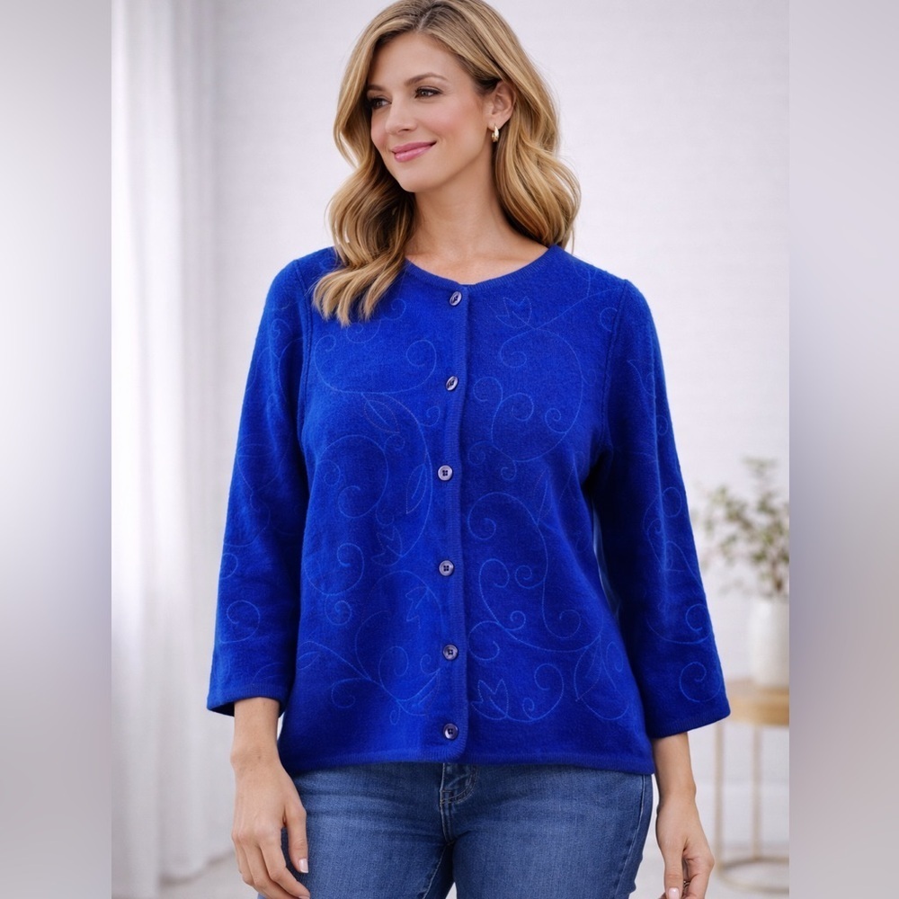 Pendleton 100% Wool Sweater Cardigan Size M Blue Virgin Wool Button Front Design